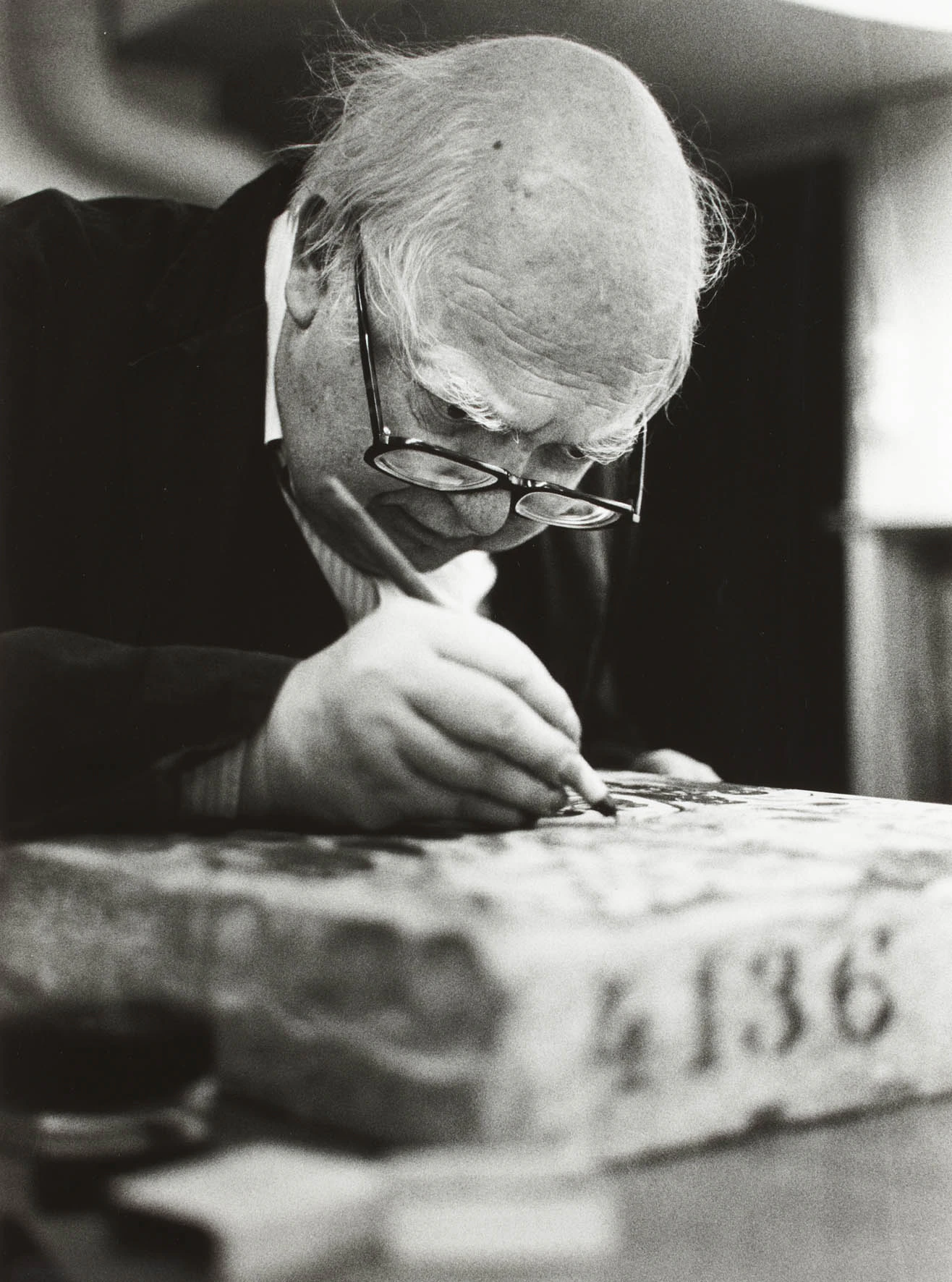1988, Friedrich Dürrenmatt beim Lithographieren in der Galerie Erker, St.Gallen. Foto: Franziska Messner-Rast