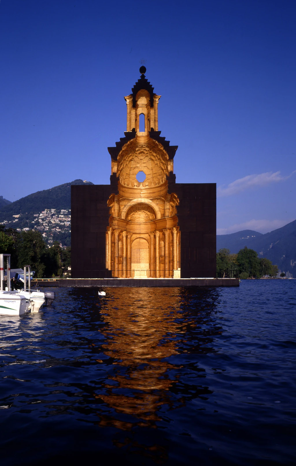 Holzreplik der Kirche Francesco Borrominis San Carlo alle Quattro Fontane auf dem Luganersee, 1999-2003, Foto: Pino Musi