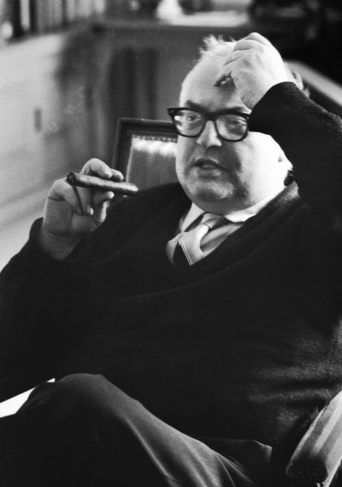 Friedrich Dürrenmatt im Salon seines Neuenburger Hauses, 1963, Foto: Monique Jacot