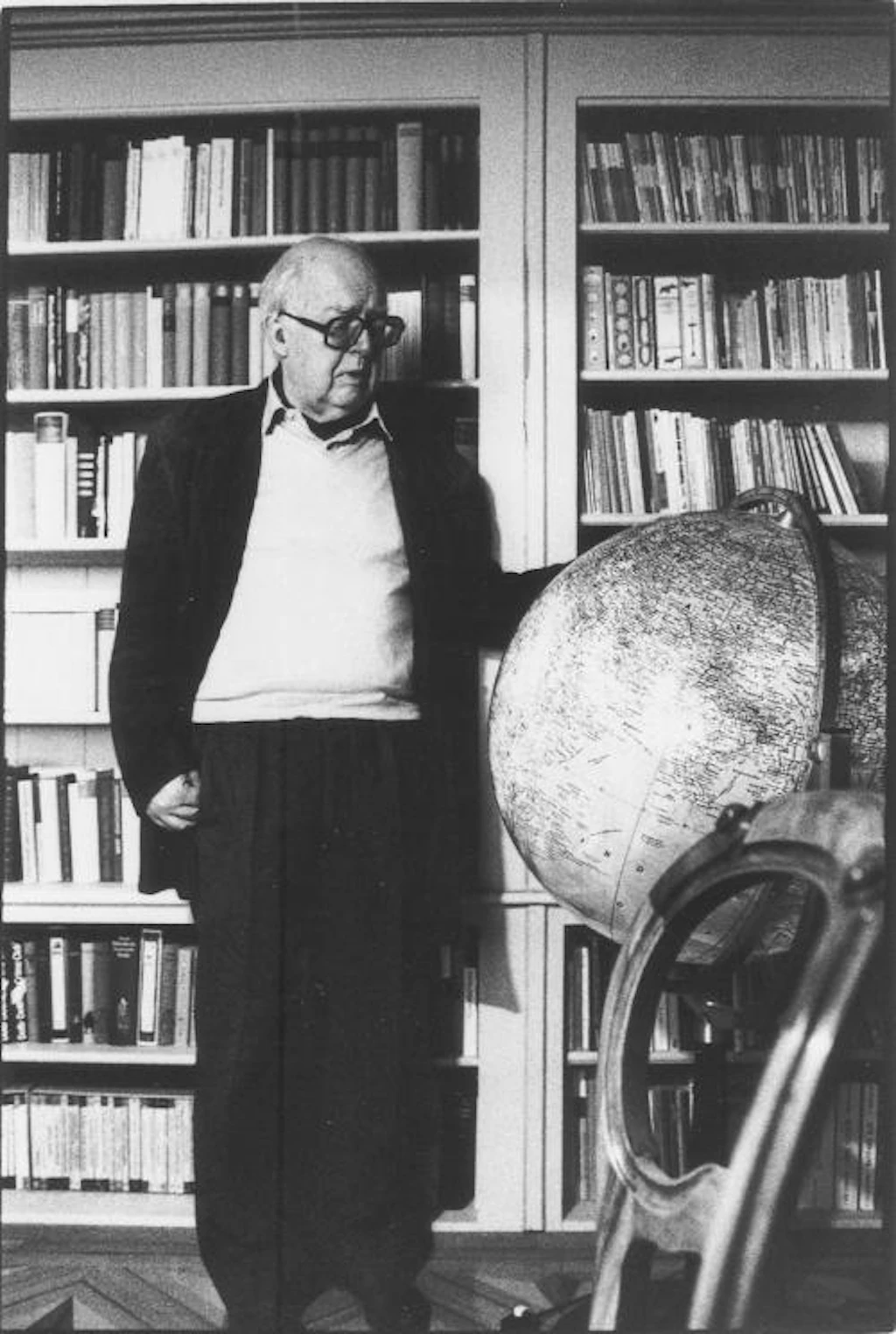 Friedrich Dürrenmatt in seiner Bibliothek in Neuenburg. Foto: Philipp Keel