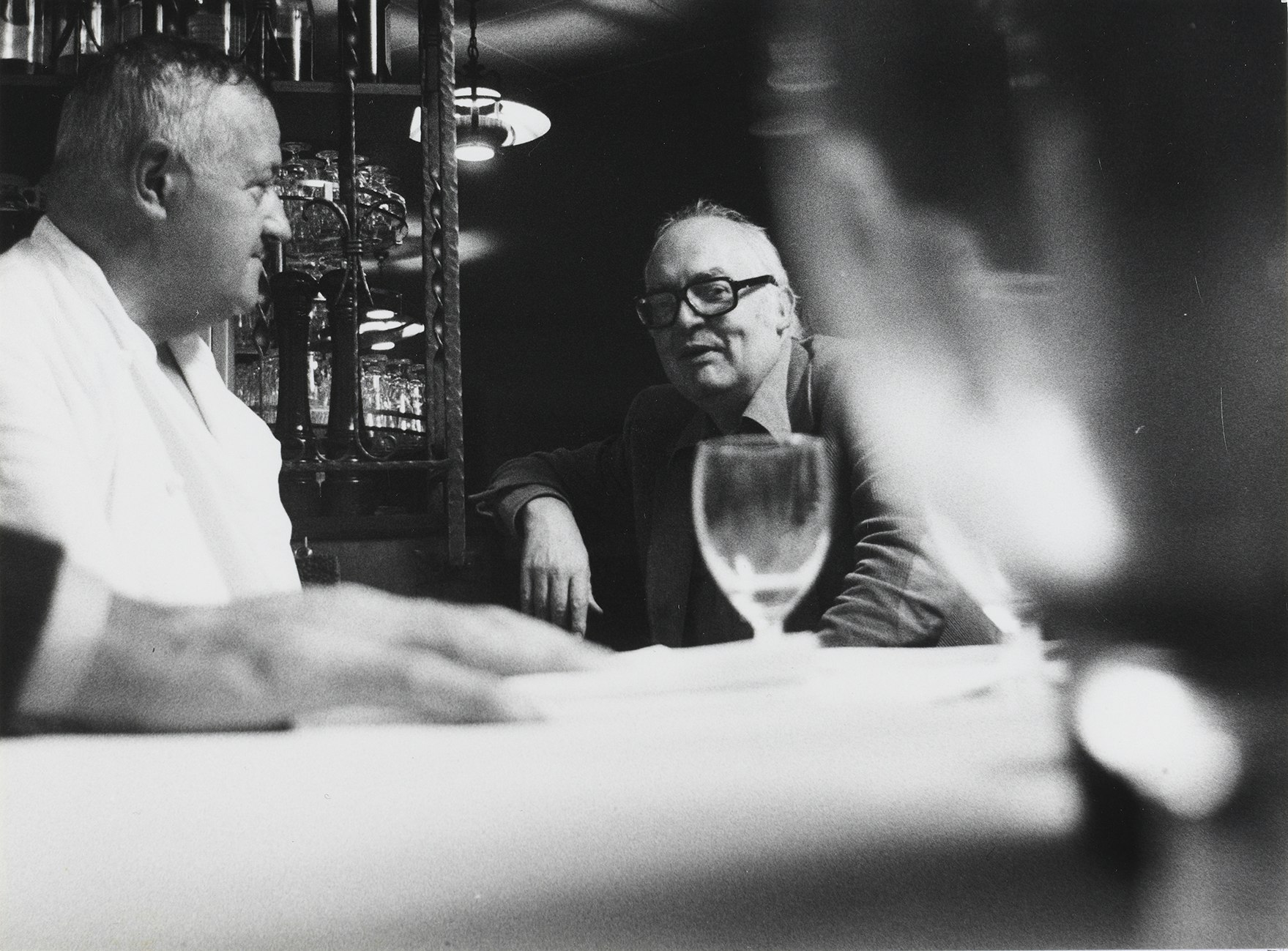 Friedrich Dürrenmatt mit Hans Liechti im "Hôtel du Rocher", 1978, Fotograf unbekannt, SLA.